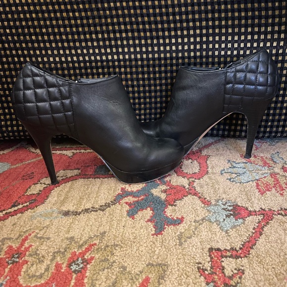 Vince Camuto Black Leather Zip Booties Evgenia size 7.5 - gently used - Picture 2 of 8